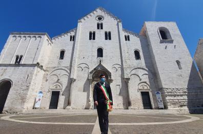 Quel sindaco da solo davanti a San Nicola