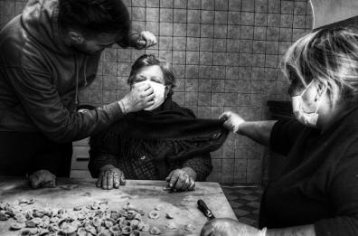 #Southvirus: a Bari le «signore delle orecchiette» sfidano la pandemia e la paura