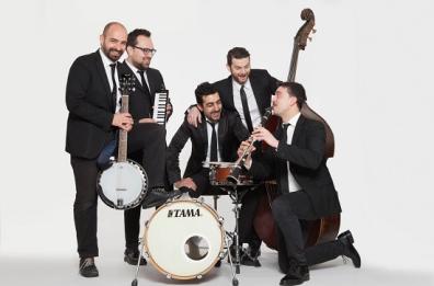 Tra bossa nova, swing, e ironia: esce il primo album dei Colfischiosenza