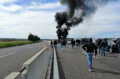 Scontro in autostrada tra tifosi Bari e Lecce: decine di perquisizioni della Digos