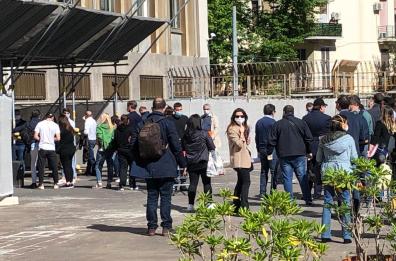 Bari, parte la Fase 2 anche per la Giustizia: avvocati e cittadini in fila, tra mascherine e termoscanner