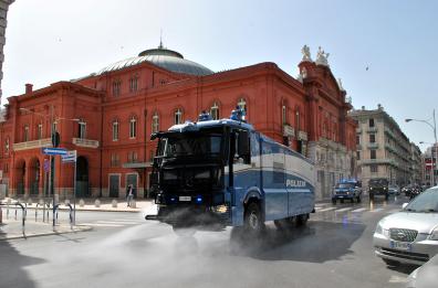 Bari, al via sanificazione strade con gli idranti della Polizia 