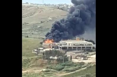Incendio Alcamo, in fiamme tipografia: nube nera sulla SS113
