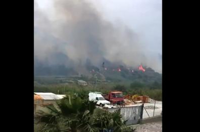 Incendio tra Spadafora e Grangiara, fumo e fiamme A20 Messina Palermo