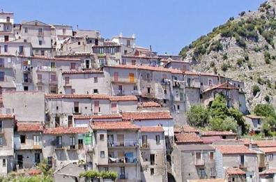 Torna da Milano a Castelsaraceno, ma da ben 7 giorni aspetta il tampone