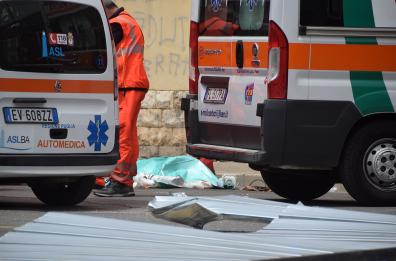 Tragedia a Bari, pezzi di lamiera precipitano in strada per il forte vento: donna di 53 anni muore schiacciata 