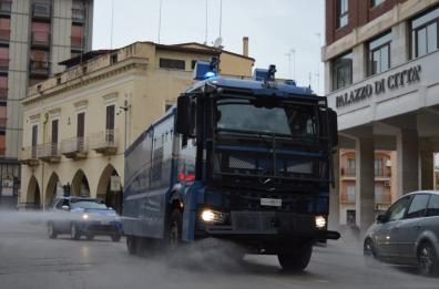 Coronavirus, sanificazione strade con idranti della polizia a Barletta