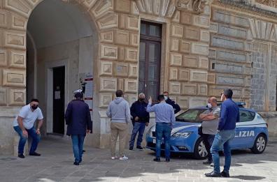 Nardò, divieto d’ingresso in Municipio: il «caso» infiamma gli animi  