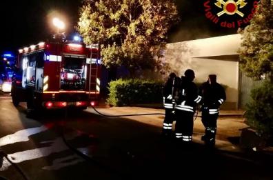 Ostuni, a fuoco deposito lenzuola in un villaggio turistico: si indaga