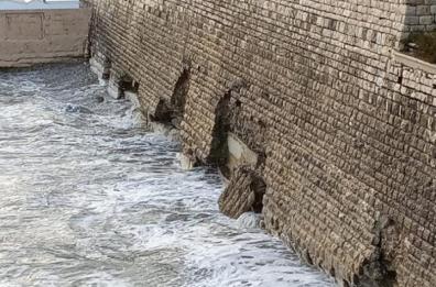 Trani, l'antica muraglia devastata dalle onde e dal degrado