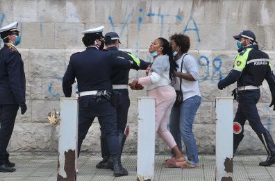 Bari, rissa fra italiani e stranieri vicino al tribunale: un ferito