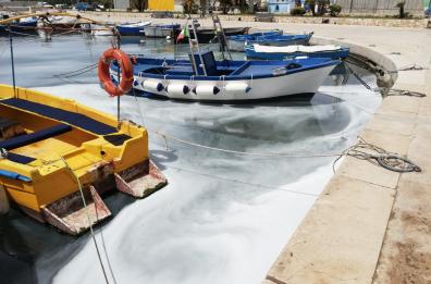 Porto Cesareo, chiazza bianca a Ponente: pittura versata in mare