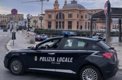 Bari, controlli anti Covid: in due senza casco «troppo uniti» sulla maxi moto, mille euro di multa