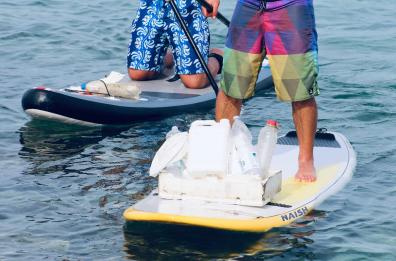 Mola, armati di pagaia e tavola da SUP ripuliscono il mare dalla plastica