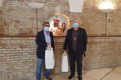 San Giovanni Rotondo, «Gargano Vita» consegna mascherine per i fedeli che tornano in chiesa