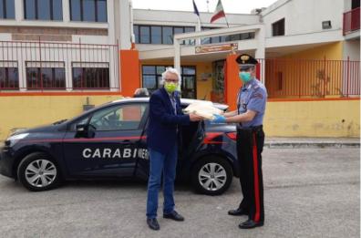 Villa Castelli, carabinieri consegnano tablet agli studenti in difficoltà