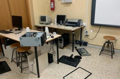 Atti vandalici in scuola a Brindisi: rubati computer, frasi ingiuriose sui muri