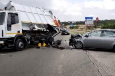 Sulla Noci-Putignano auto si scontra con camion della nettezza urbana: 2 feriti