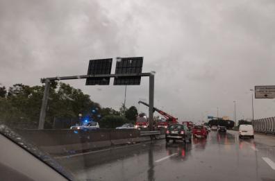 Bari, camion impatta contro auto sulla SS 100: un morto. Strada chiusa al traffico 