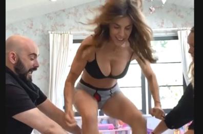 Elisabetta Canalis, acrobazie sexy e décolleté in evidenza