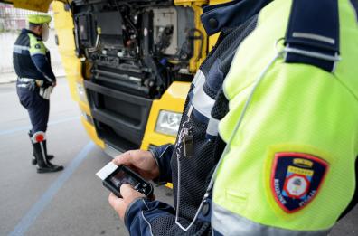 Bari, la polizia sorprende camionista con tachigrafo alterato: multa di 2400 euro