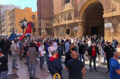Taranto, inizia la protesta degli operai ex Ilva davanti la Prefettura