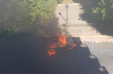 Canosa, l'auto prende fuoco mentre il conducente è alla guida: salvo per miracolo
