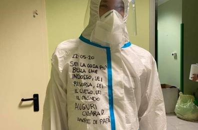 Foggia, infermiere del Riuniti nel reparto Covid fa gli auguri alla figlia: la dedica è sulla tuta