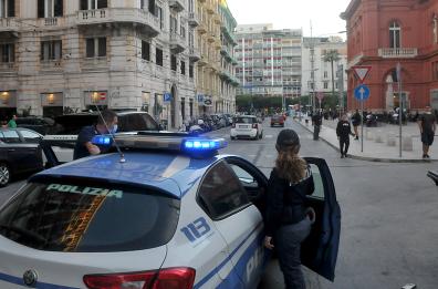 Bari, in 12 a bere birra e giocare a carte: tutti sanzionati per violazione misure anti Covid