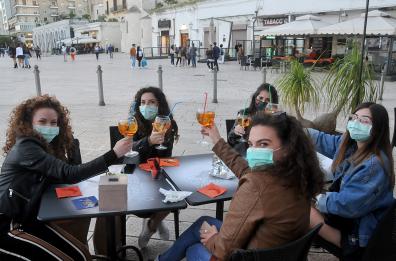Bari, tavoli fuori dai locali: prorogata al 30 giugno l'occupazione del suolo pubblico