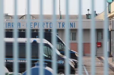 Trani, regali e favori in cella: rischiano 30 agenti penitenziari 
