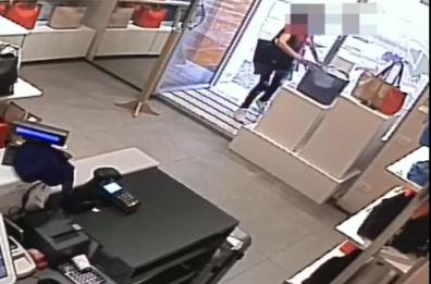 Matera, ruba borsetta nel negozio: ladra incastrata dalle telecamere