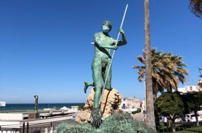 Torre a Mare, anche il Nettuno indossa la mascherina: un artista o un ubriaco?