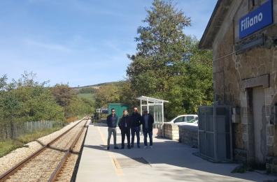 Filiano, blocca il transito dei treni cercando lumache tra i binari