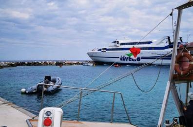 Tremiti, nave Tirrenia si incaglia sugli scogli durante l'ormeggio: nessun ferito