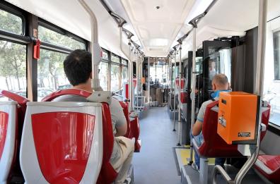 Bari, sui bus si sale senza mascherina e scattano i controlli