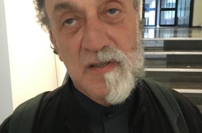 Bari, «Una barba a metà simbolo di una vita a metà», la protesta artistica contro il Covid 