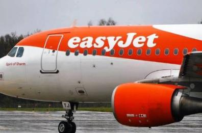 Disordini sul volo Easyjet Cairo-Glasgow: atterraggio d'emergenza a Bari. Due passeggere scortate fuori dall'aereo