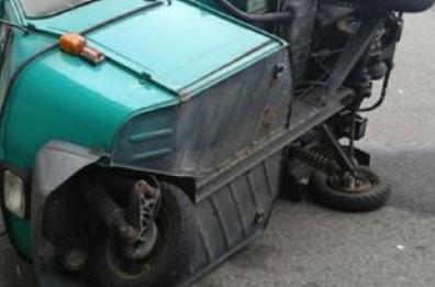 Taranto, si ribalta Apecar muore 80enne, ferita la moglie 