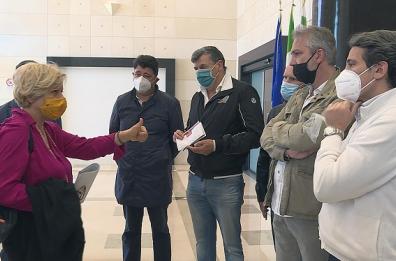Bari, cassa integrazione ancora non pagata: i ristoratori consegnano buste paga 