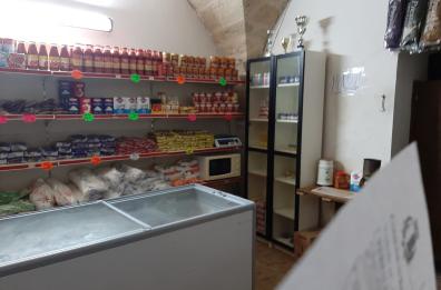 Bari, in tanti assembrati nel minimarket etnico a bere birra: tutti multati