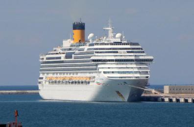 Coronavirus, Costa sospende le crociere e regala a Taranto 7 tonnellate di cibo, da nave ormeggiata al porto