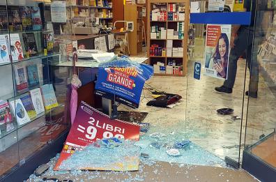 Bari, assalto alla libreria Mondadori di via Crisanzio: distrutta la vetrina