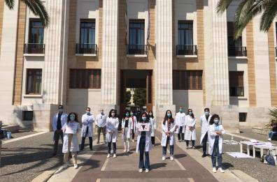 Bari, giovani medici in protesta davanti al Policlinico: «noi a rischio estinzione, poi chi vi curerà?»