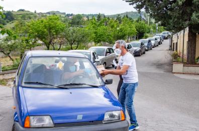 Potenza, regala gelati in scadenza: centinaia di auto in coda