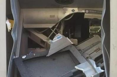 Foggia, assalto al bancomat: lo fanno esplodere con una «marmotta» e fuggono con i soldi