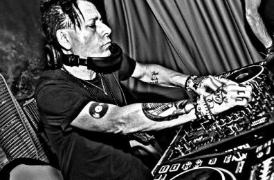 Molfetta, due deejay in spiaggia danno voce alla musica fatta tacere per 3 mesi 