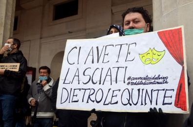 Bari, flash mob degli artisti in piazza: «Noi lasciati dietro le quinte»