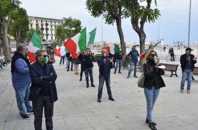 Bari, mascherine tricolori, sit in sul lungomare