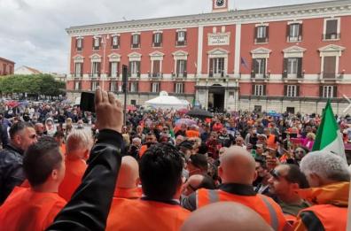 Bari, manifestazione Gilet arancioni: «Basta con le menzogne. La pandemia non esiste»